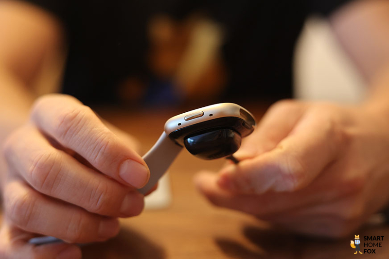 Man sieht die seitliche Taste der Fitbit Sense 2.